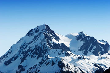 Fototapeta na wymiar Ośnieżone szczyty górskie