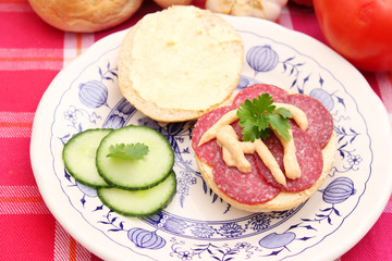 Salamibrötchen