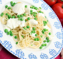 Nudelsalat mit Erbsen