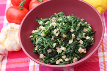 Blattspinat mit Speck
