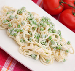 Nudelsalat mit Erbsen