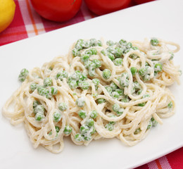 Nudelsalat mit Erbsen