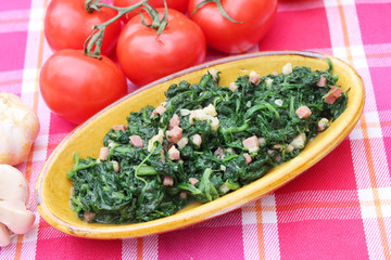 Blattspinat mit Speck