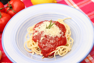 Nudeln mit Tomatensoße