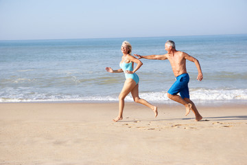Naklejka premium Starszy para na plaży