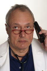 Arzt mit Telefon