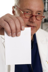 Arzt hält ein Papier hoch