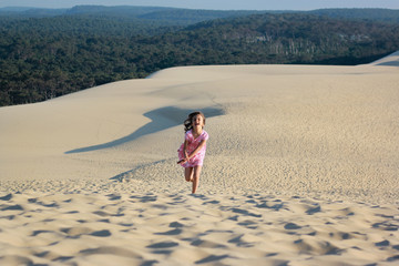 fillette courant sur la dune du Pilat
