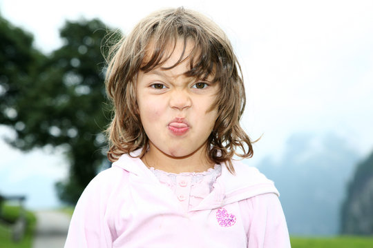 bambina che caccia fuori la lingua