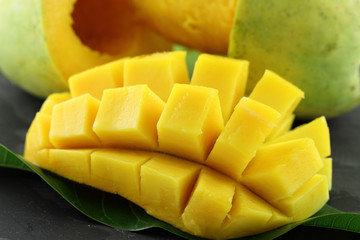 fruits jaunes tropicaux : mangues