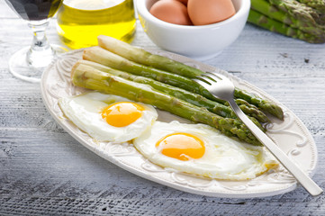 asparagus with eggs-asparagi con uova