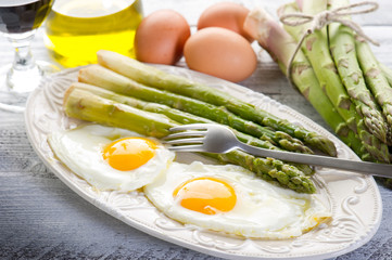 asparagus with eggs-asparagi con uova