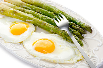 asparagus with eggs-asparagi con uova