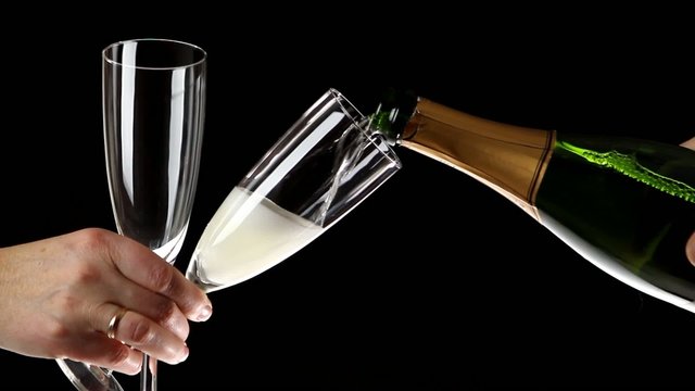 Remplir deux coupe de Champagne
