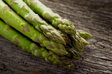 raw asparagus on wood -asparagi crudi su legno