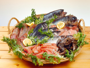 Cesto di pesce crudo