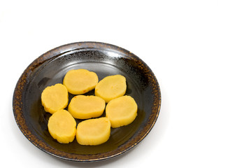 皿の上のたくあん