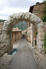 Fototapeta na wymiar Roman arch w Spello - Umbria
