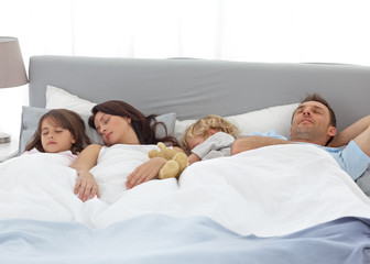 Obraz na płótnie Canvas Tranquil children sleeping with their parents