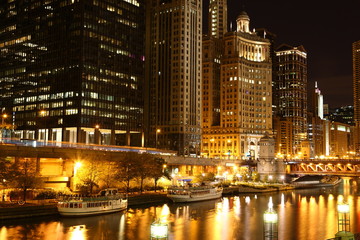 Fototapeta na wymiar Riverside Downtown Chicago / USA