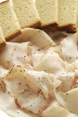 Lardo bianco arrotolato con pepe