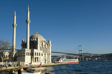 Fototapeta na wymiar where two continents meet: istanbul