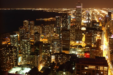 Fototapeta na wymiar Widok do Downtown Chicago / USA z wysokim powyżej w nocy