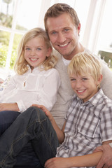 Obraz premium Man and children pose together