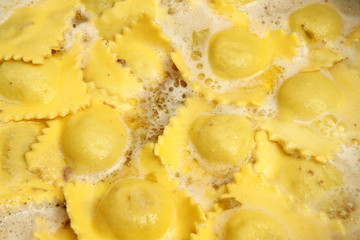 ravioli in brodo