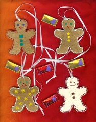 Lebkuchen- Männchen mit Schokoladen-Täfelchen auf Seide