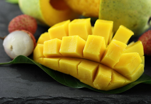 quartier de mangue d&eacute;coup&eacute;e en cubes et letchis