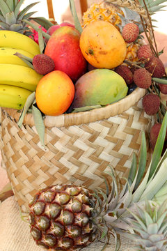 sac en vacoa rempli de fruits tropicaux