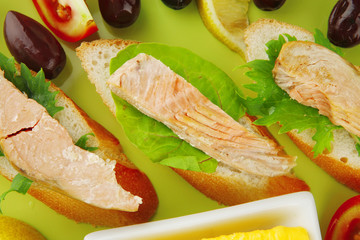 grilled salmon on baguette slices
