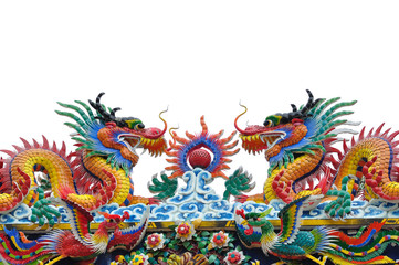 Fototapeta na wymiar Dragon statue on roof of chinese temple