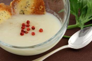 Velout&eacute; pommes-panais et tuiles au comt&eacute;