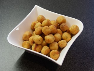 Accras de morue dans une assiette