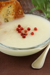 Velouté pommes-panais et tuiles au comté