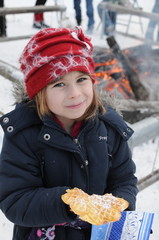 Mädchen mit Waffel am Lagerfeuer