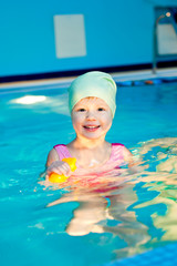 Fototapeta na wymiar Child in a swimming pool