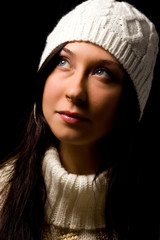 Ritratto donna con cappello di lana su sfondo nero