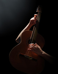 Obraz na płótnie Canvas Gra na gitarze akustycznej