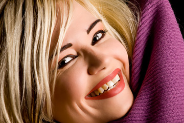 Bellissima Ragazza Bionda vestita di bianco con sciarpa viola