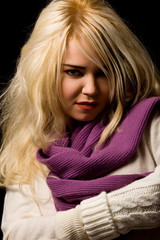 Bellissima Ragazza Bionda vestita di bianco con sciarpa viola