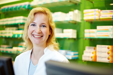 Lachende Apothekerin