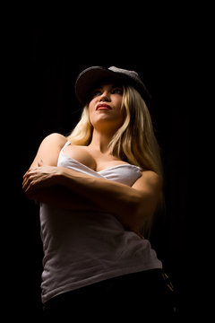 Donna sexy in posa di sfida