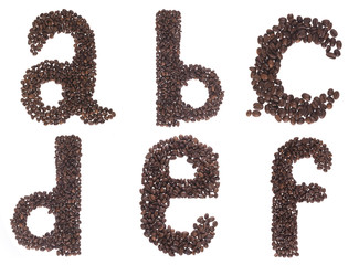 lettera di alfabeto fatto di chicchi di caffè