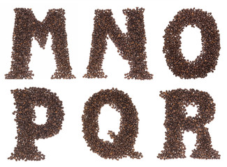 lettera dell'alfabeto fatta con chicchi di caffe su fondo bianco