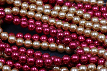 Glasperlen auf eine schnur gezogen als halskette