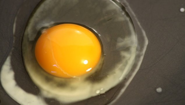 Spiegelei wird gebraten