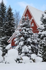Schneemassen bedecken ein Haus